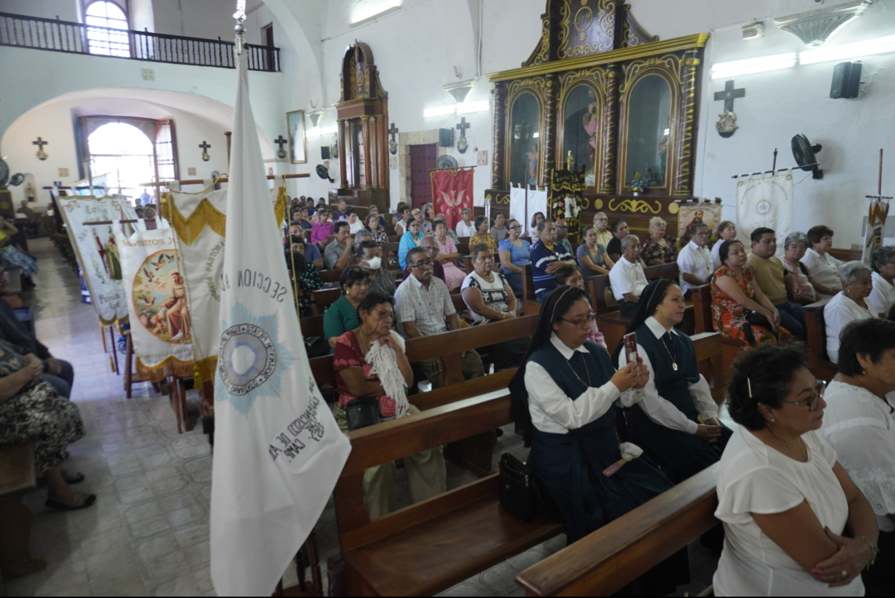 Decenas de feligreses esperaron su bajada con canticos, amor y fe