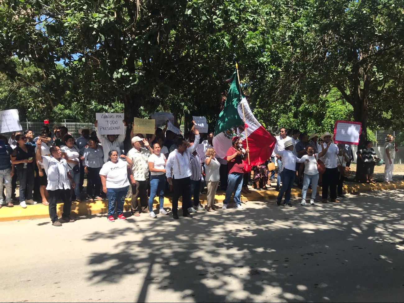 Decenas de personas esperaron a AMLO fuera de la estación en Chetumal