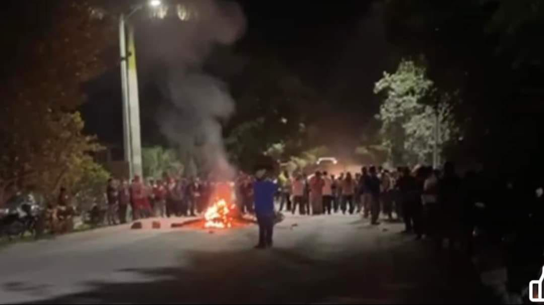 Trabajadores de la obra ferroviaria en la estación de Nicolás Bravo bloquean carretera