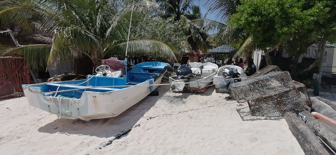 A pesar de la falta de techos y lonas, los pescadores deben refugiarse