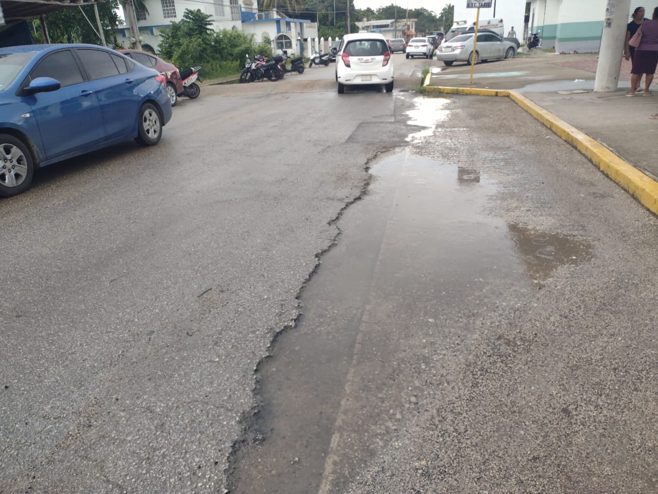 Debido a los residuos de basura en las coladeras o baches, algunas calles se encharcan