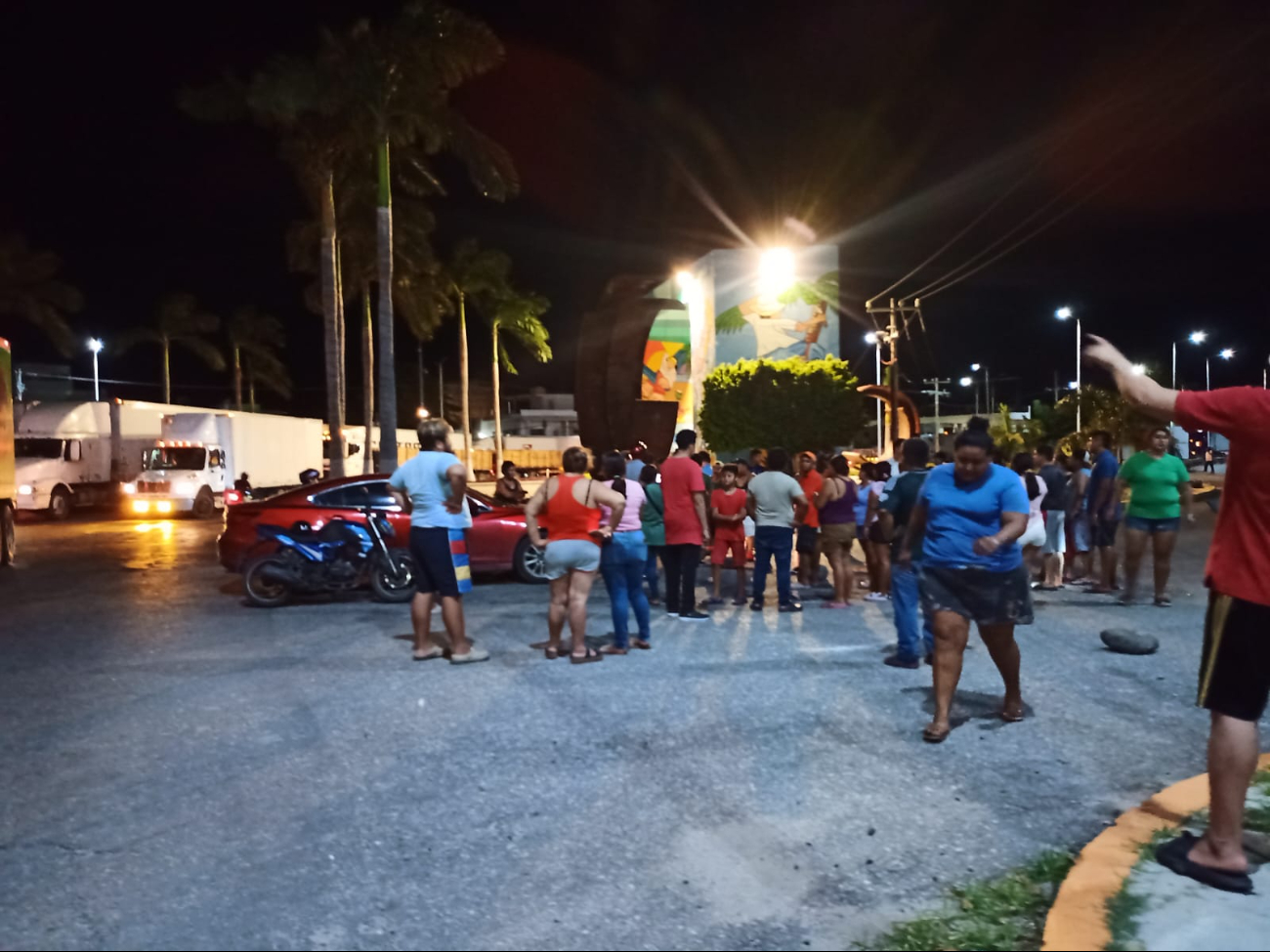 Durante la madrugada, se siguieron reportando apagones en varias colonias.