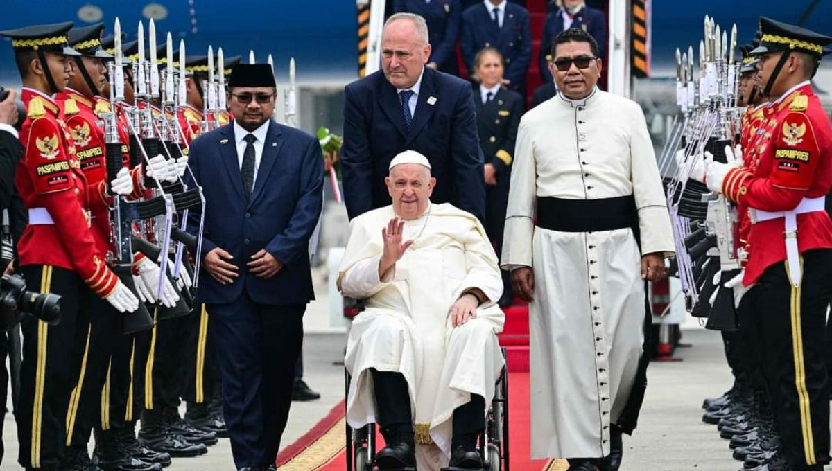 El Papa Francisco llegó este martes a Indonesia para iniciar una gira por Asia, la más larga de su pontificado