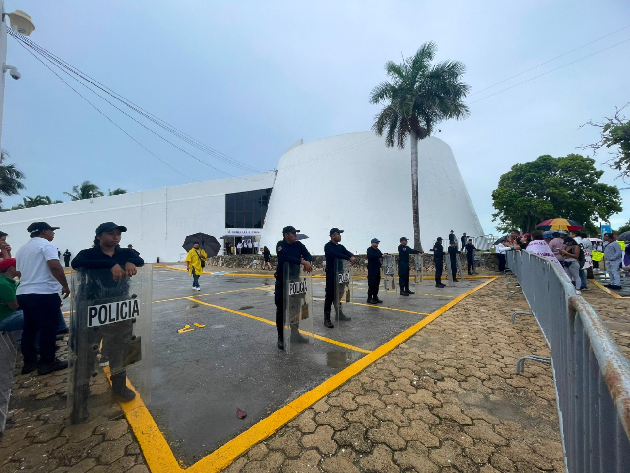 Elementos policiacos acordonaron el área por los manifestantes