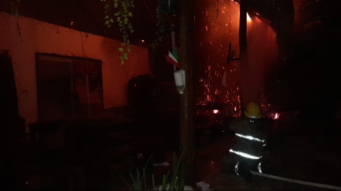 Incendio en restaurante deja pérdidas materiales en Tulum