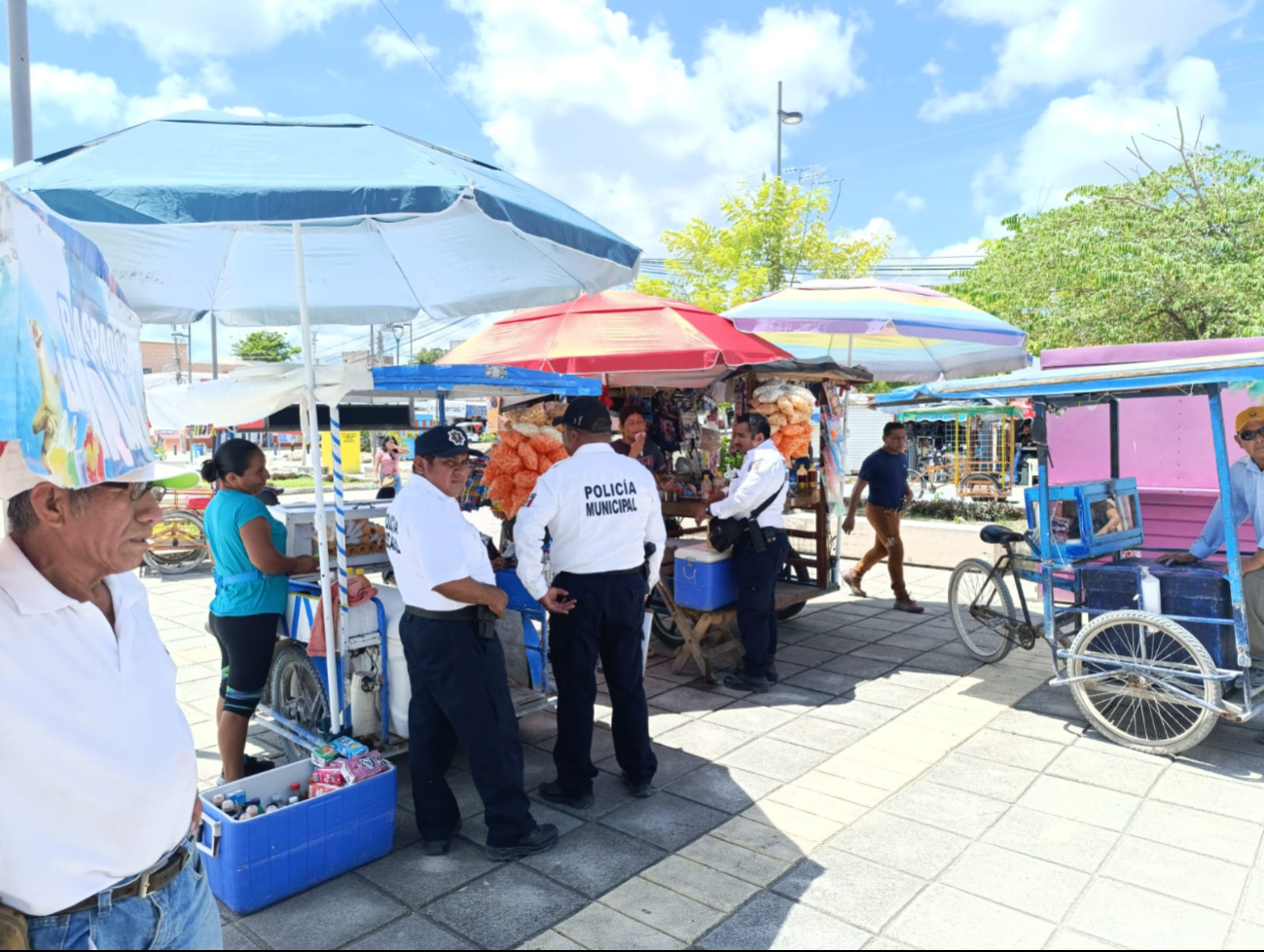 Policías de Candelaria desalojan a vendedores ambulantes de escuela primaria 