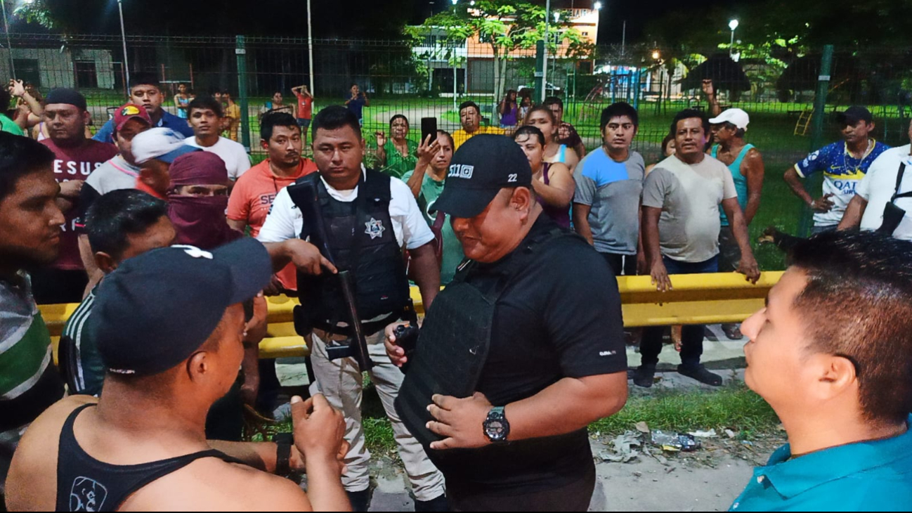 La Policía Municipal dialogó con los manifestantes, quienes se negaron a moverse hasta que se reinstalara la energía.