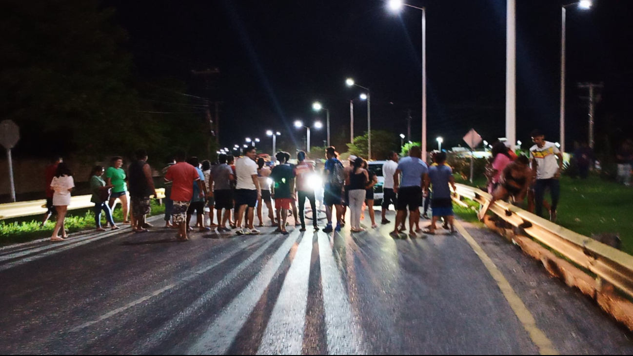 La Policía Municipal dialogó con los manifestantes, quienes se negaron a moverse hasta que se reinstalara la energía.