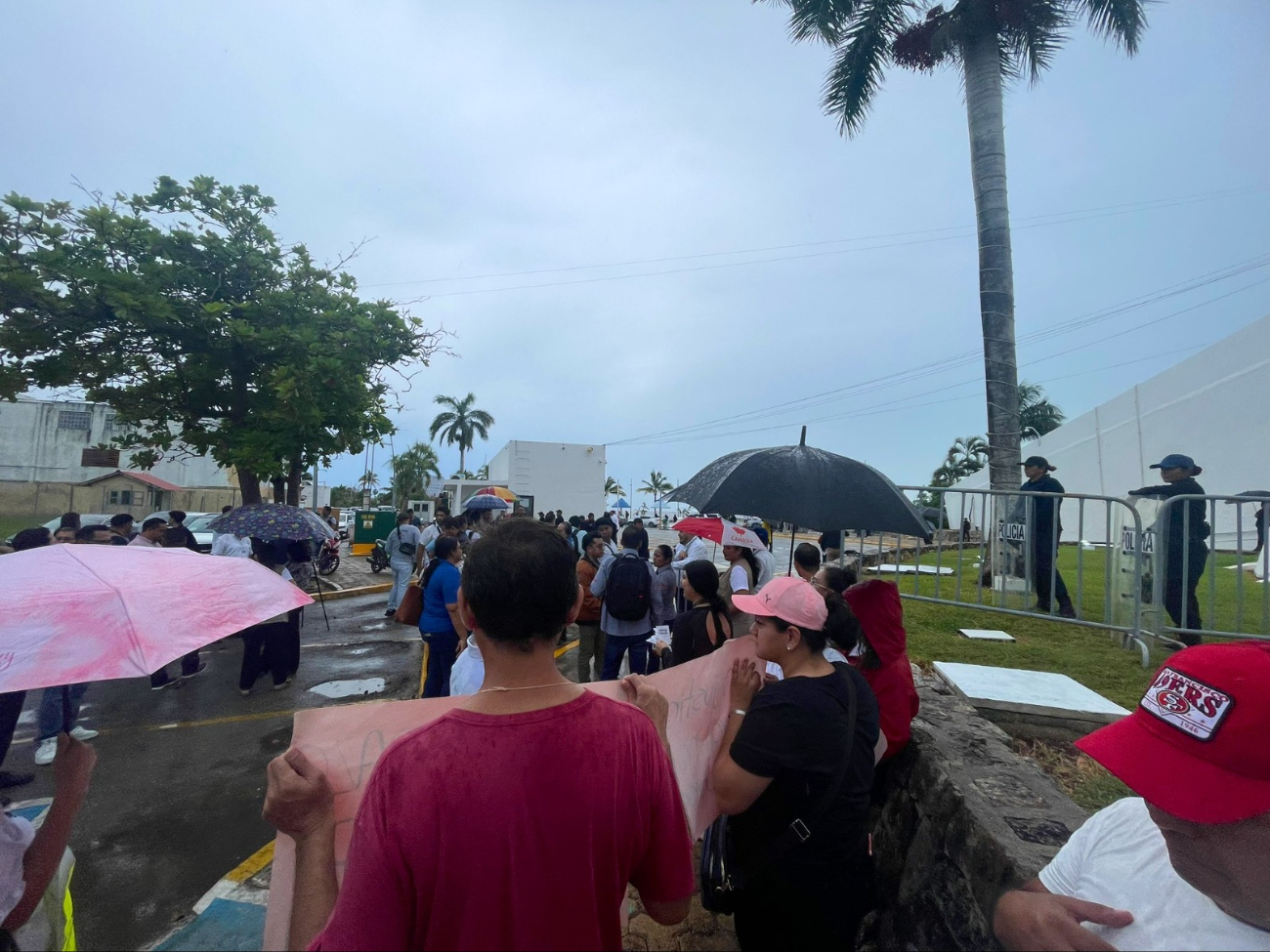 Manifestantes se reúnen para protestar frente al Congreso del Estado en Chetumal