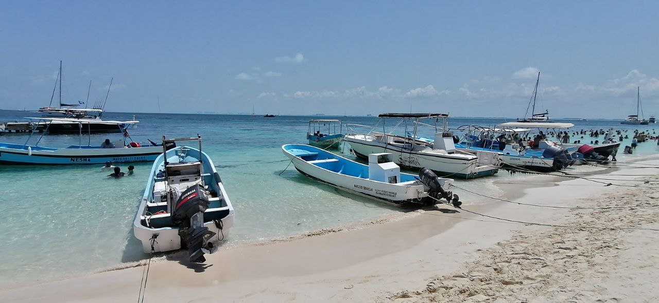 Pescadores  se preparan para  los vientos del Norte en Isla Contoy 