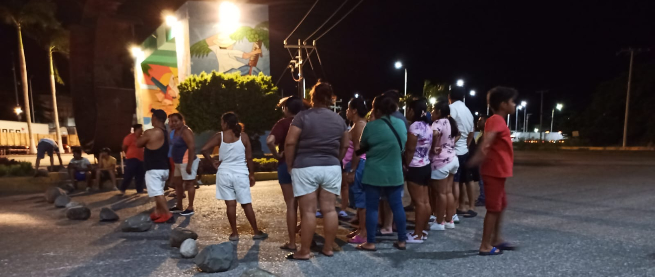 Vecinos de varias colonias bloquearon la Avenida Isla de Tris para presionar a la CFE por falta de energía eléctrica durante más de 24 horas.