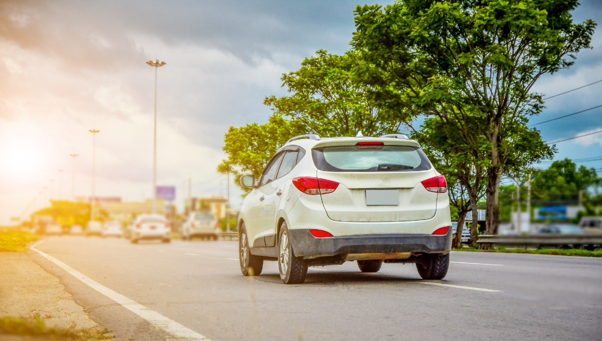 Viajar en automóvil ofrece flexibilidad, con un trayecto de 13 horas y 34 minutos y costos entre $2,000 y $3,000 MXN.