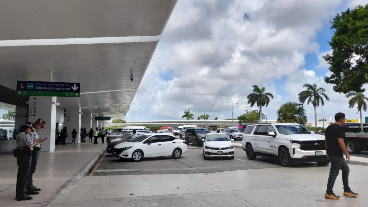 Conductor es confundido por Uber; expone el hostigamiento de los taxistas en el aeropuerto de Cancún