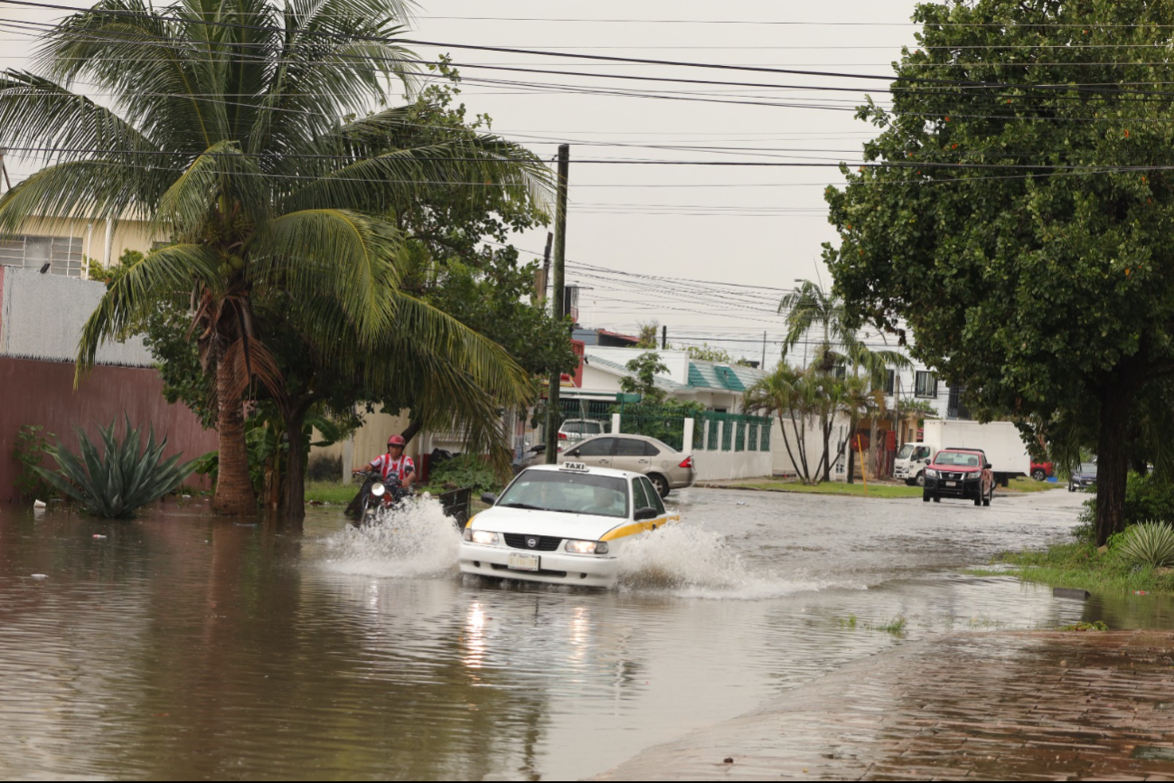 El cruce de avenidas Insurgentes y Chetumal se ve afectado por fuertes encharcamientos.