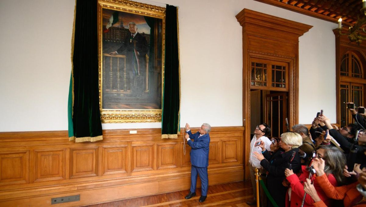 El presidente López Obrador develó su retrato que quedará en la galería de los Presidentes en Palacio Nacional