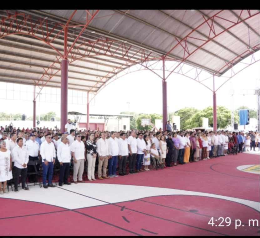 Erick Borges Yam y el nuevo cabildo 2025-2027 durante la ceremonia de toma de protesta.