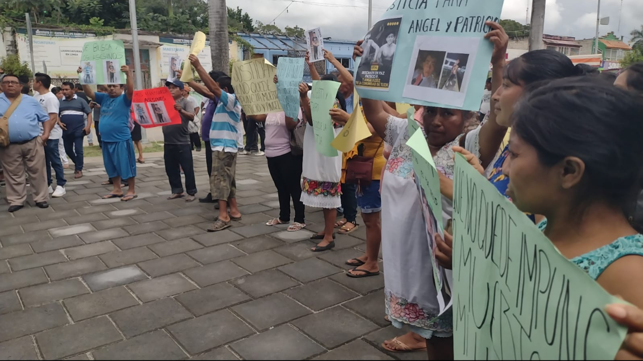 Durante la toma de protesta de Mara Lezama, los familiares se reunieron con carteles exigiendo justicia