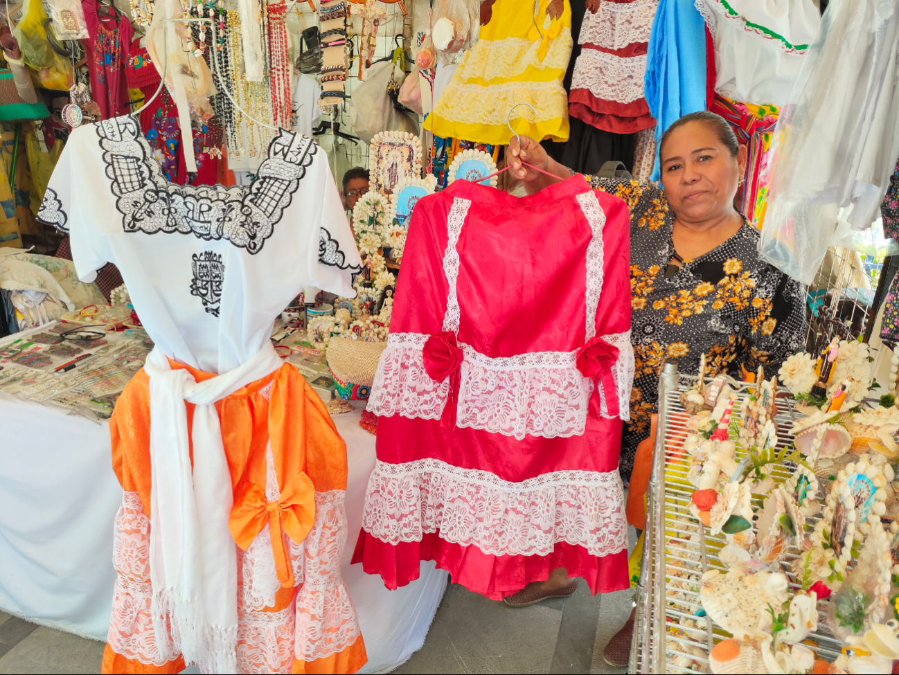 La artesana María Elena se dedica junto con su madre a fabricar trajes de campechana que vende en paquete o por piezas