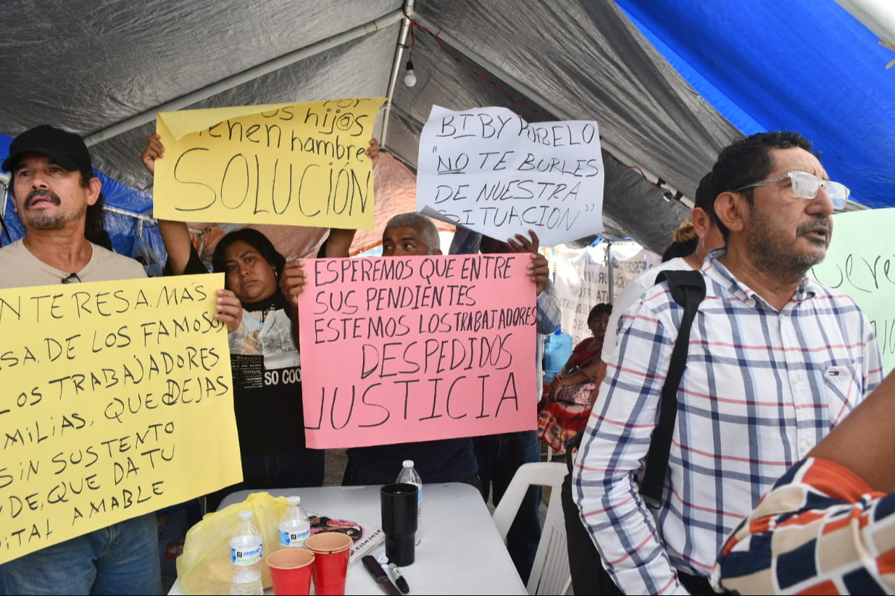 Los manifestantes cuestionan la prioridad dada a los nuevos contratados sobre los despedidos