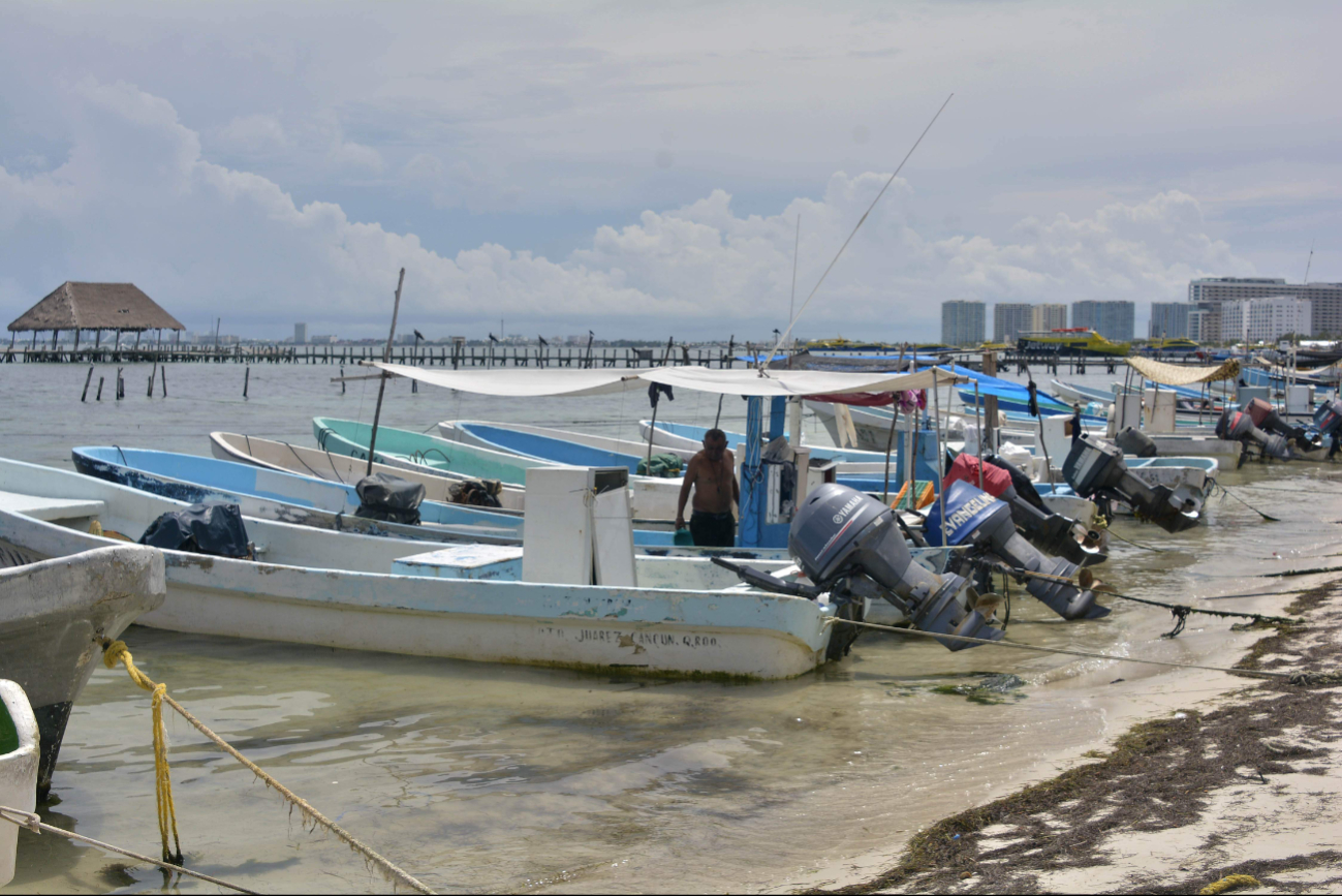 Pescadores de Puerto Juárez lidian con la temporada baja de pesca