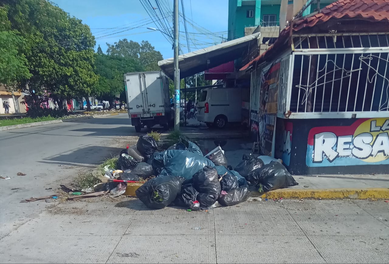 Piden no sacar la basura en días que el camión no recolecta para así evitar inundaciones