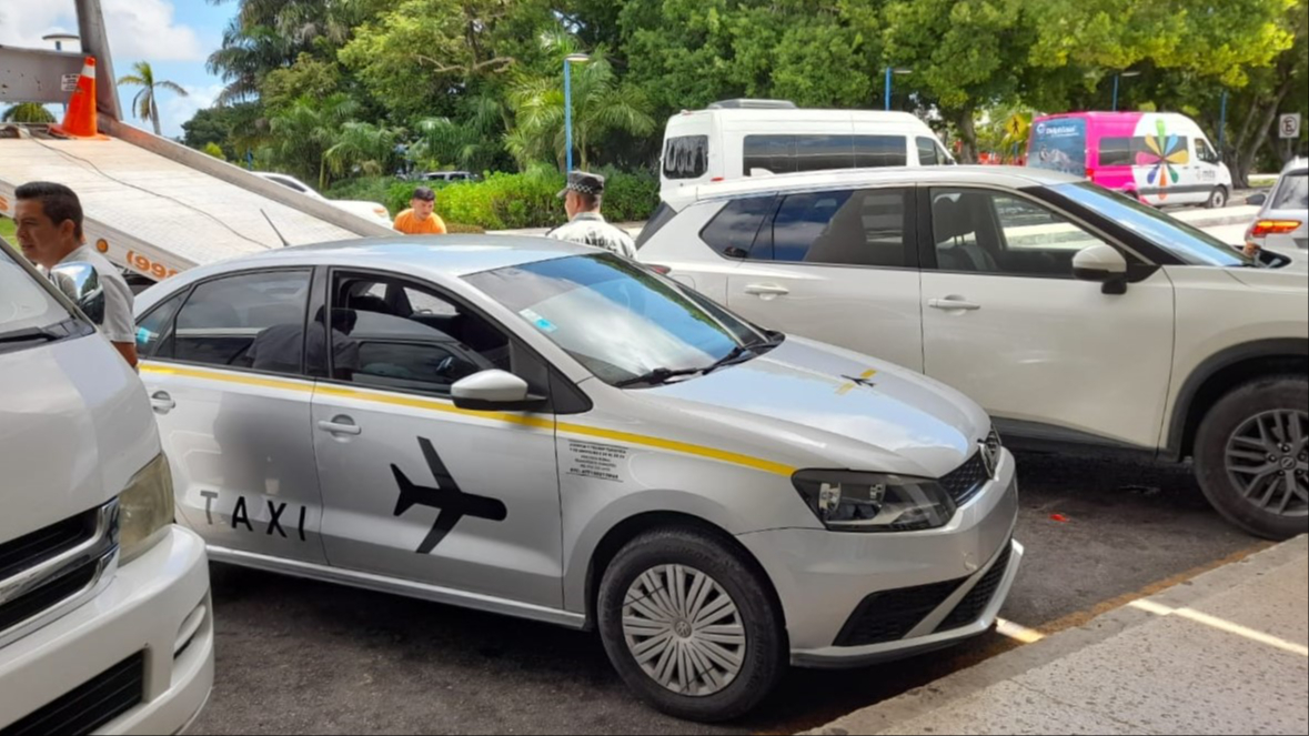 Taxistas vigilan la llegada de todo transporte para saber si son o no Ubers