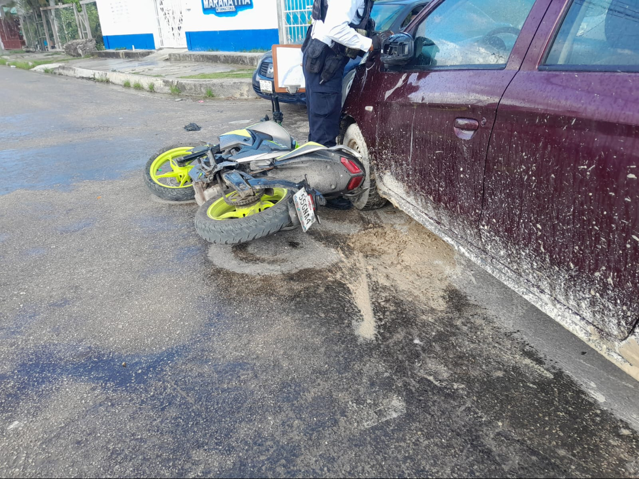 Un lesionado en choque de motocicleta con automóvil