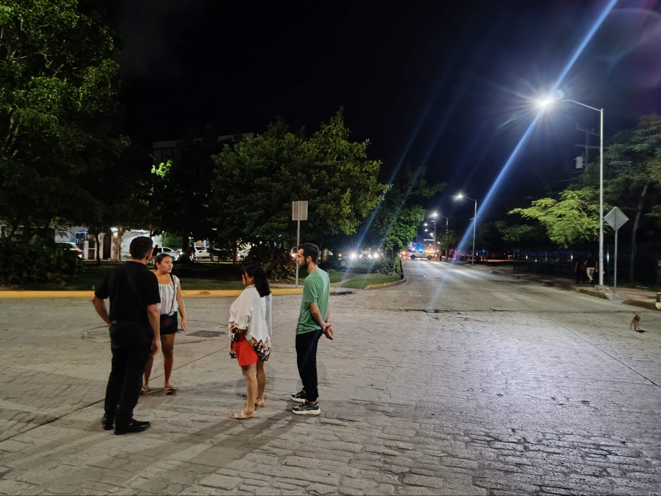 Vecinos de Cancún bloquean avenidas ante la falta de luz 