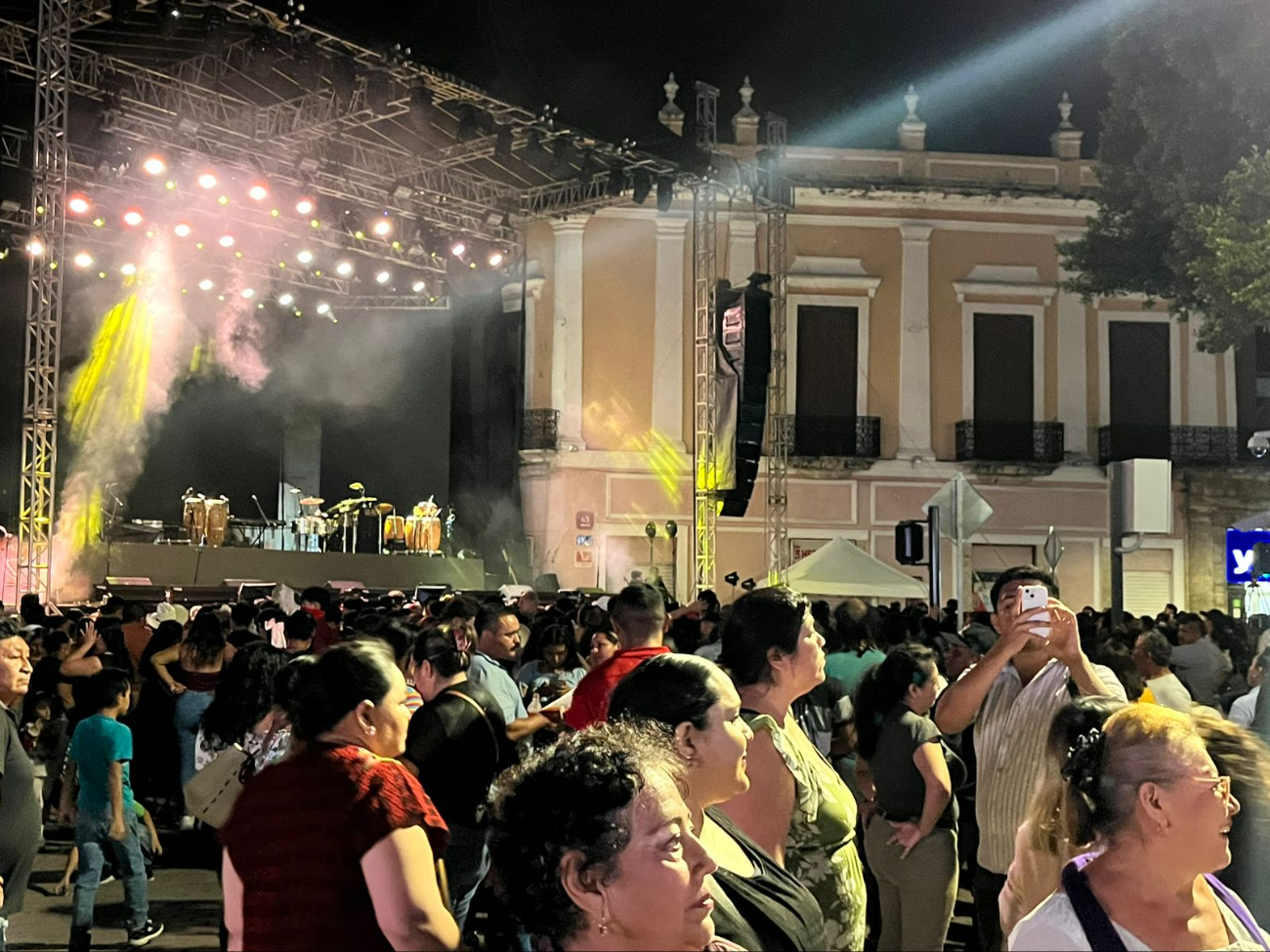 Yucatecos atienden a la Plaza Grande de Mérida para la protesta de Díaz Mena.