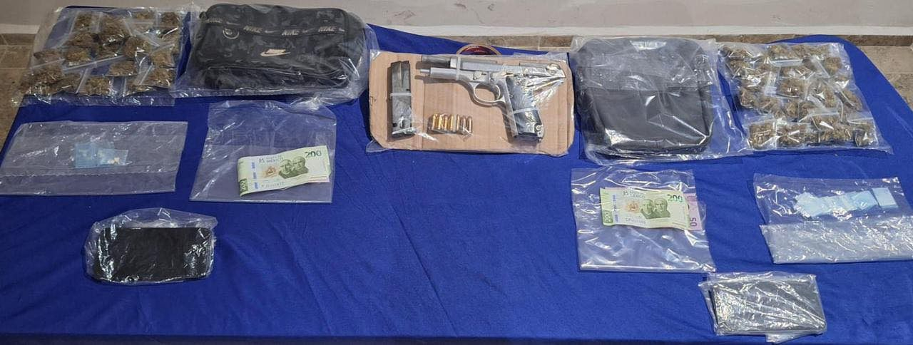 Además de las drogas, se encontró un arma de fuego y cartuchos de calibre de 9mm