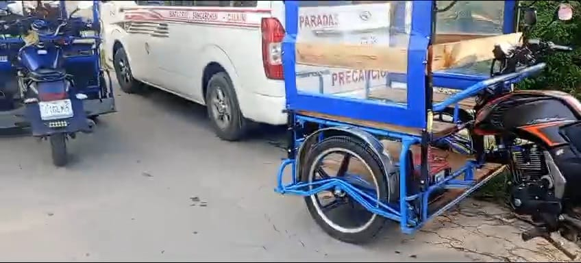 El taxi recogió a los alumnos de San Antonio Sahcabchén y Santa Cruz, cobrando un solo pasaje.