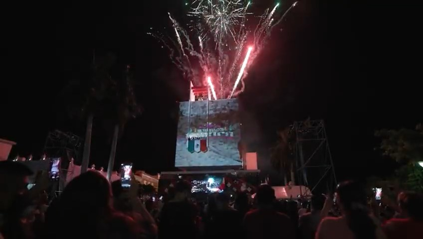 La ceremonia del Grito es seguida en persona y por medios digitales, culminando con fuegos artificiales.