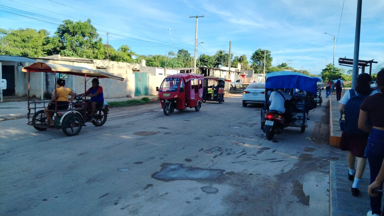 La policía municipal intervino y los mototaxistas piratas liberaron el vehículo y huyeron.