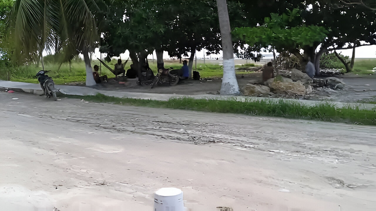 La ruptura de la tubería ha causado grandes fugas de agua, llenando baches y dejando las calles intransitables.