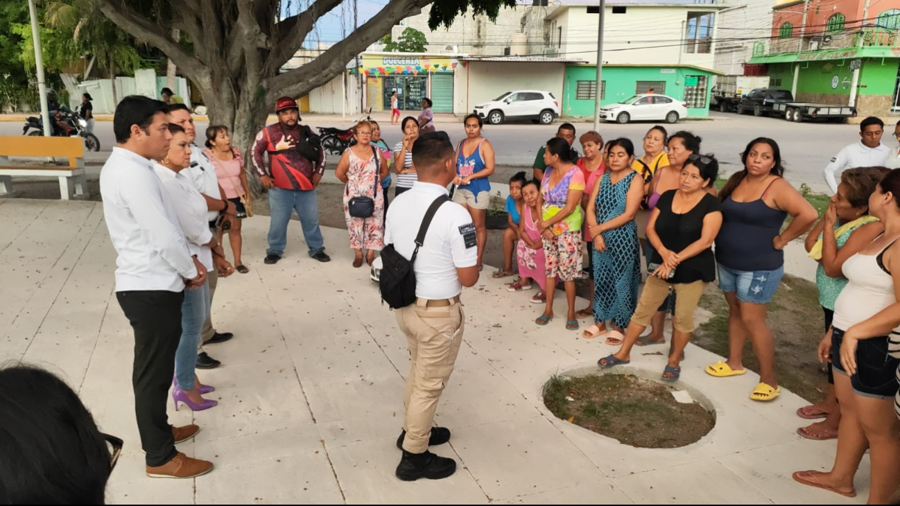 Los residentes de la colonia acudieron al Ayuntamiento al ver las imágenes de personas en situación de calle dormidas en el kiosko del Parque San Juan Diego.