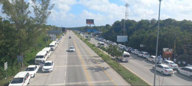 Taxistas comenzaron a reunirse en la carretera federal 307