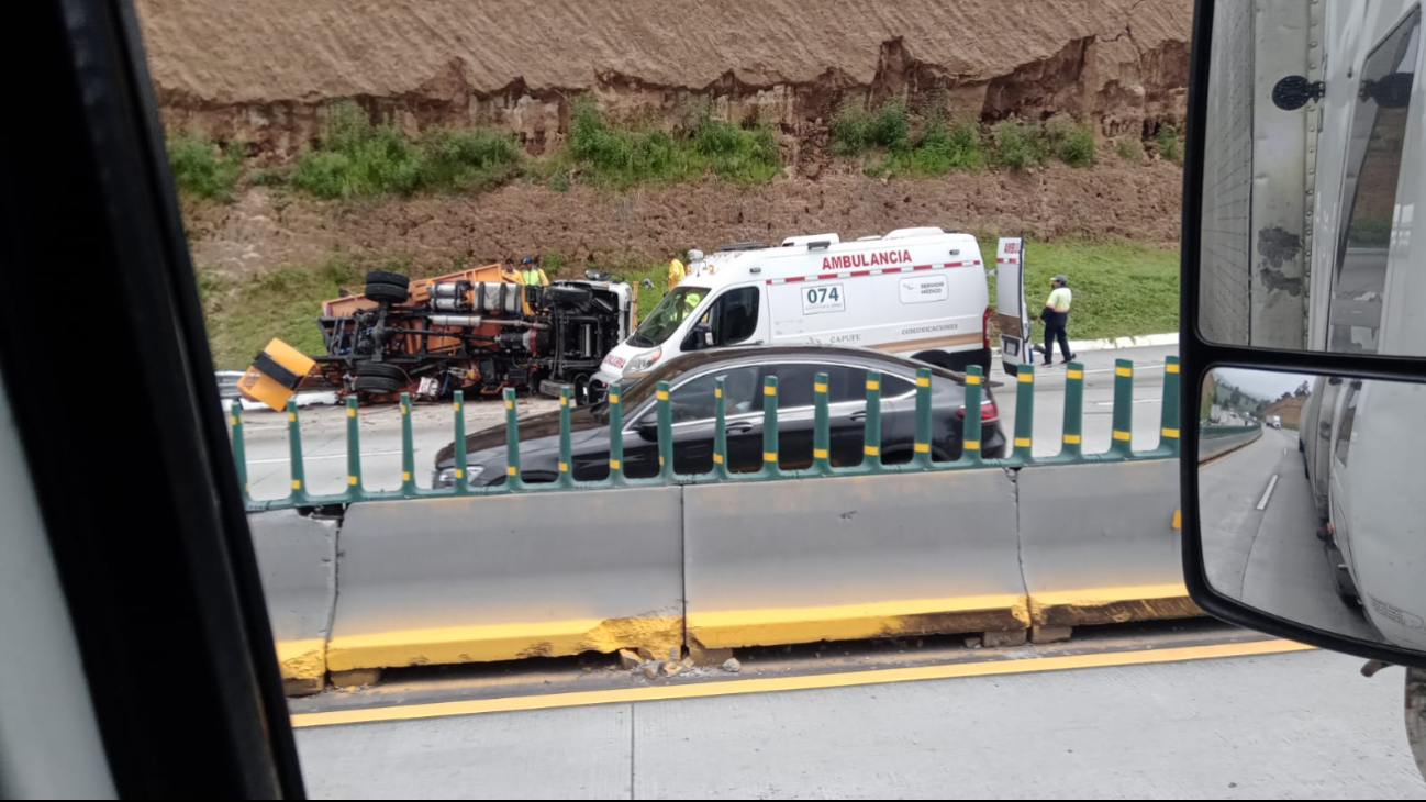 El tráiler permanece volcado en la autopista México-Puebla