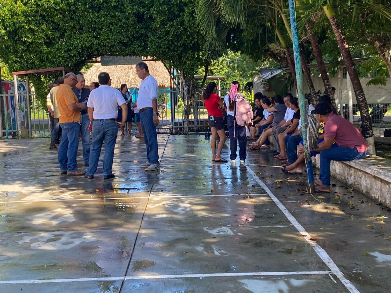 Estudiantes de la Laguna Guerrero toman sus clases en una bodega