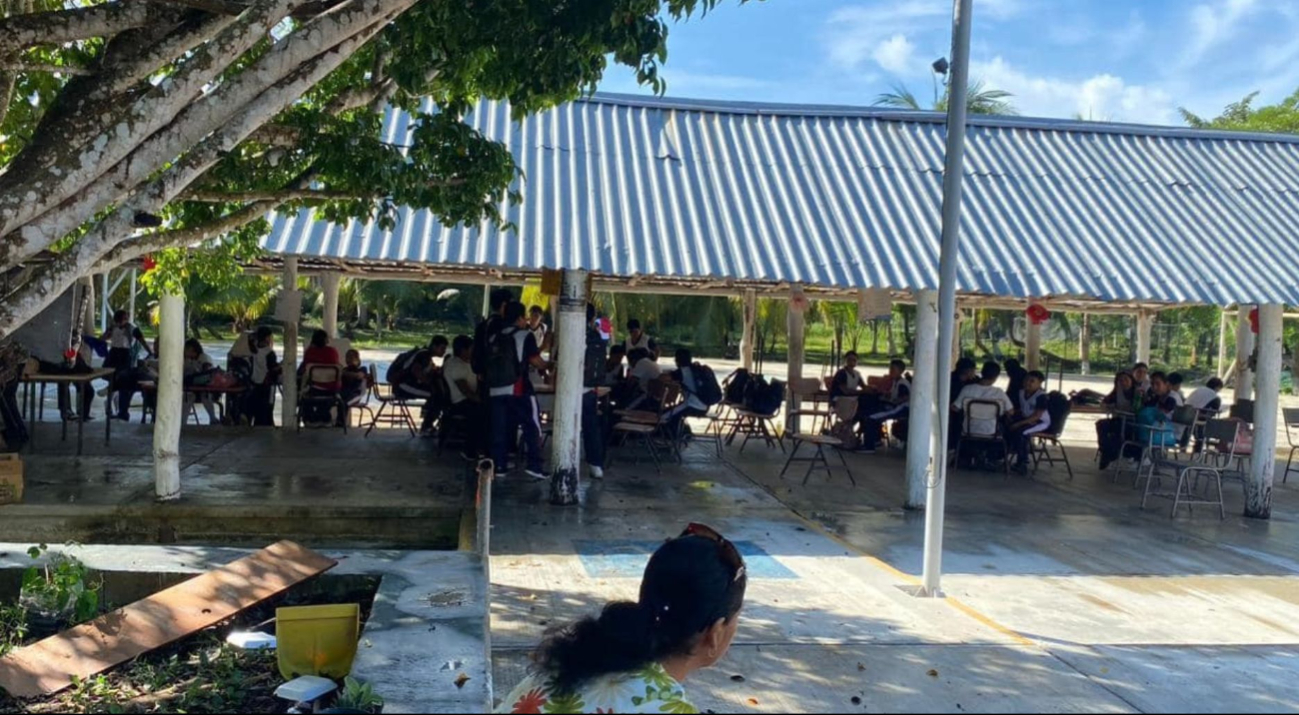 Estudiantes de la Laguna Guerrero toman sus clases en una bodega