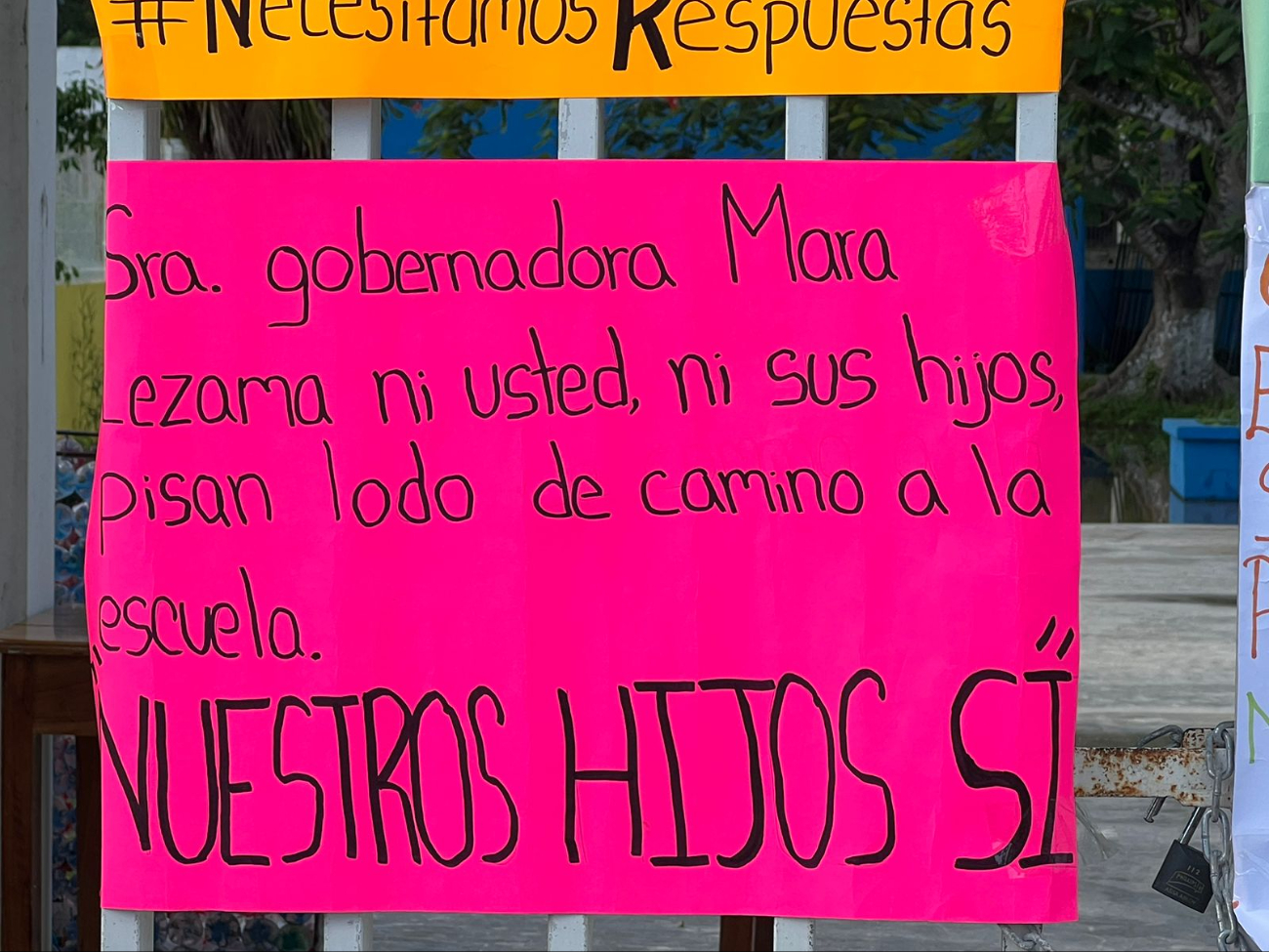 Las inundaciones llegan incluso dentro de los salones, impidiendo clases para los niños