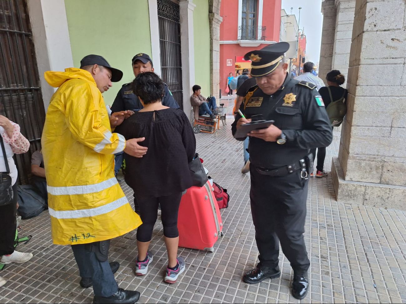 Oficiales arribaron al área para resguardar a la mujer herida