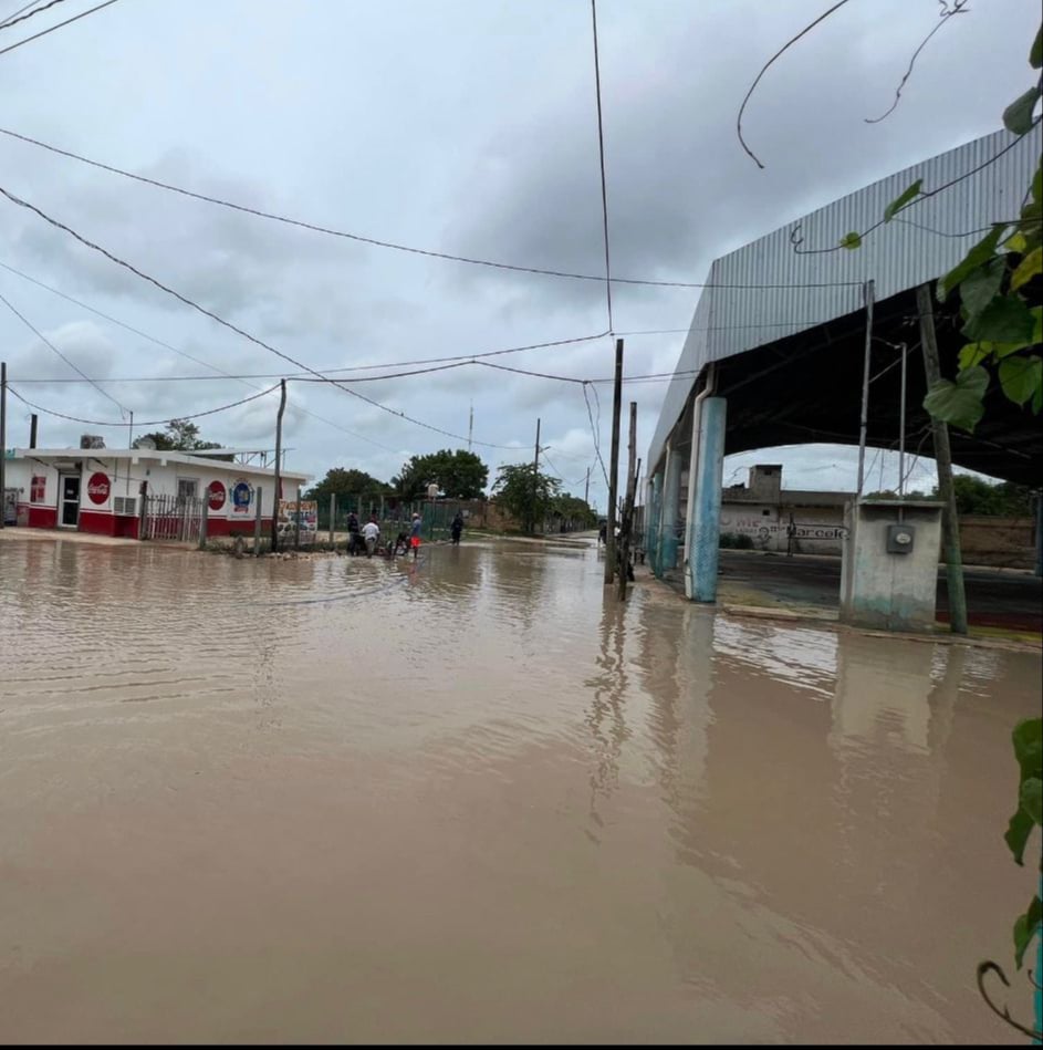 Padres de familia protestan por las calles en mal estado de un preescolar en Lázaro Cárdenas