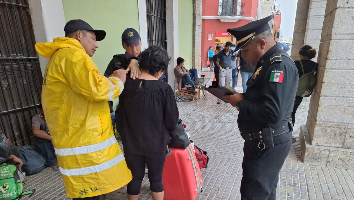 Puesto de revistas cae sobre mujer cerca de la Catedral de San Idelfonso, en Mérida