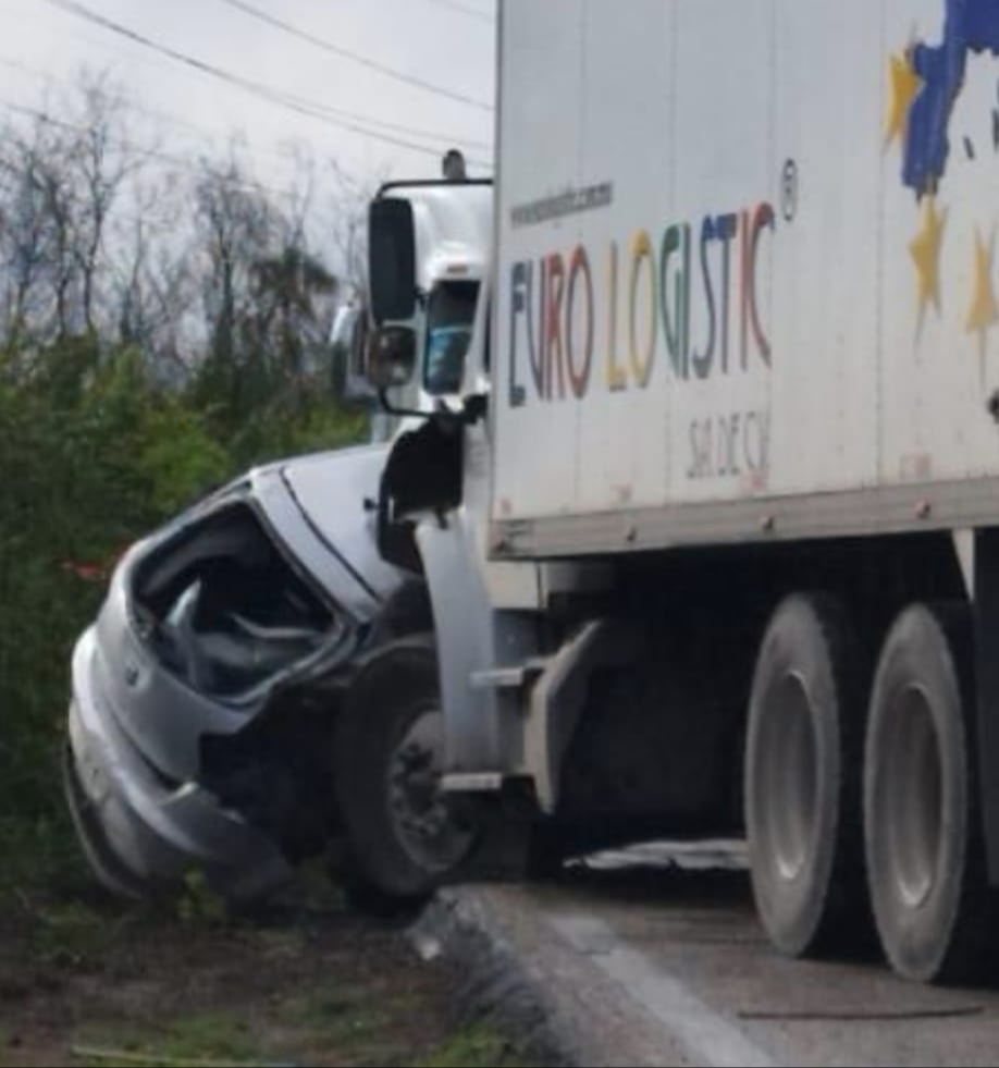 Accidente entre un coche y camión de carga, deja dos personas fallecidas en José María Morelos