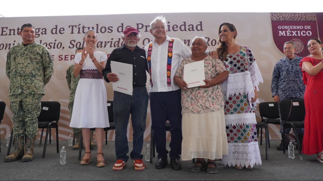 AMLO y Claudia Sheinbaum entregaron títulos de propiedad a los habitantes de Solidaridad