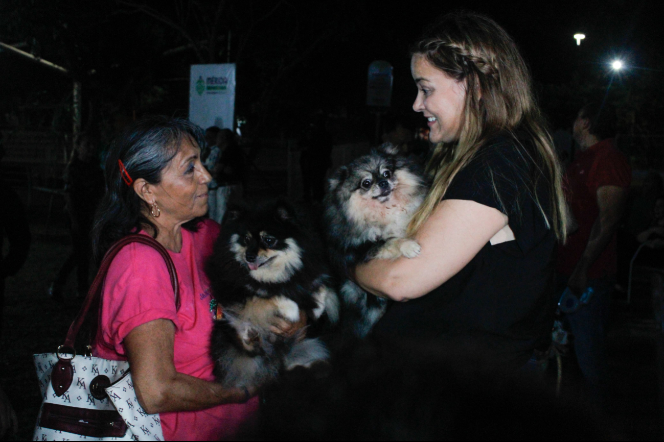 Cecilia Patrón dialoga con habitantes de la colonia Chuburná acerca del Esterimóvil