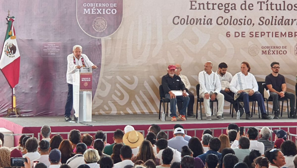 AMLO cumple a solidarenses; brinda títulos de propiedad de 5 mil lotes, tras 30 años