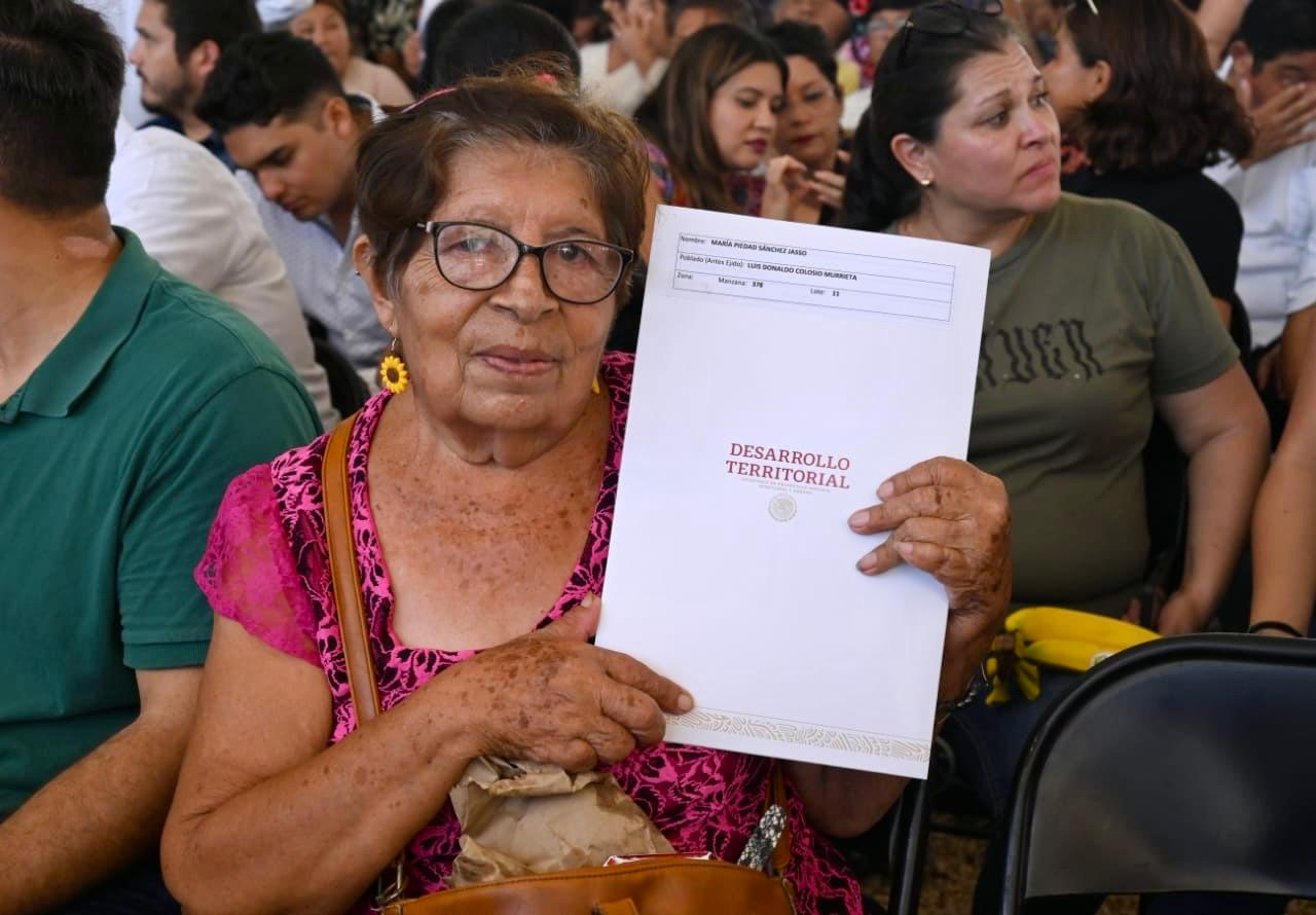 Habitante de Solidaridad con su título de propiedad