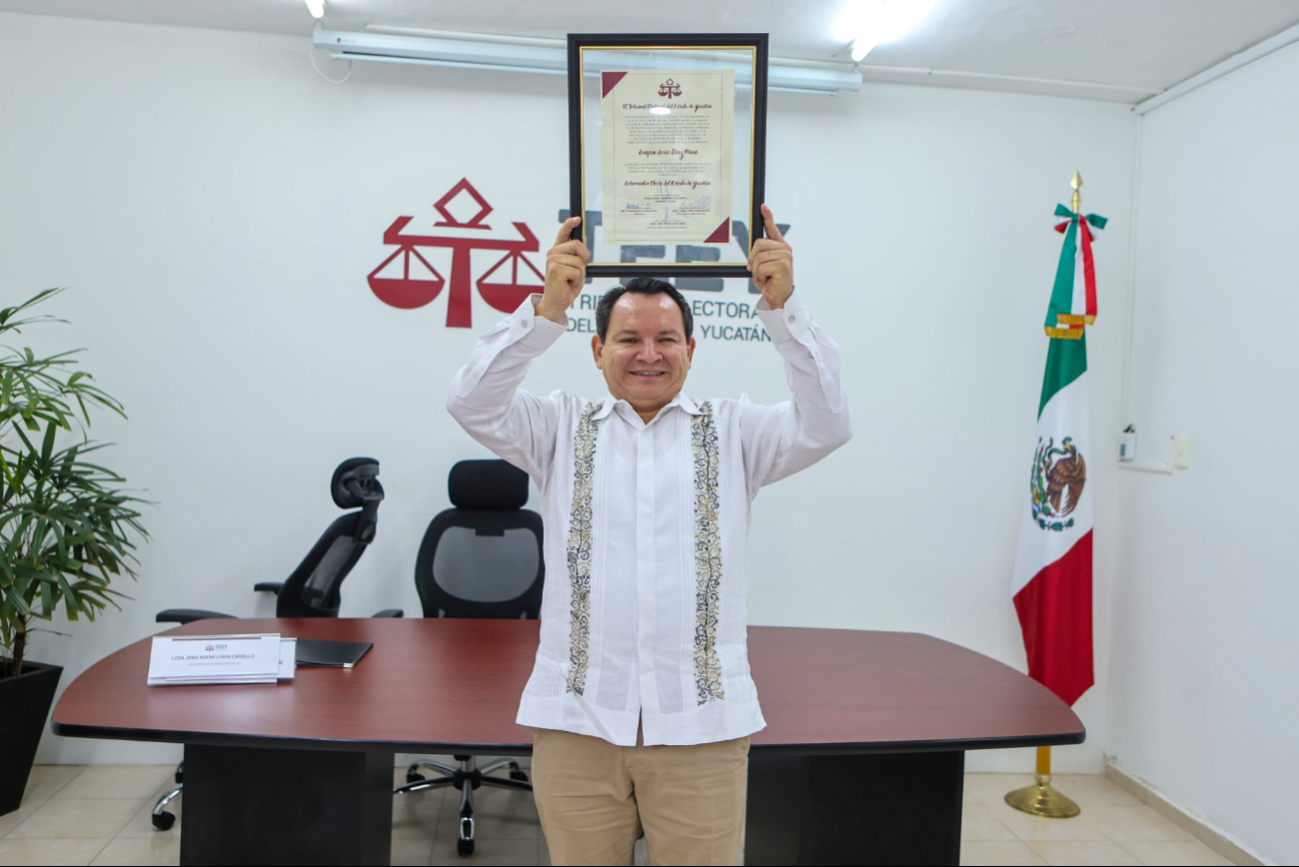 Joaquín Díaz Mena con la constancia que lo acredita como el siguiente gobernador de Yucatán