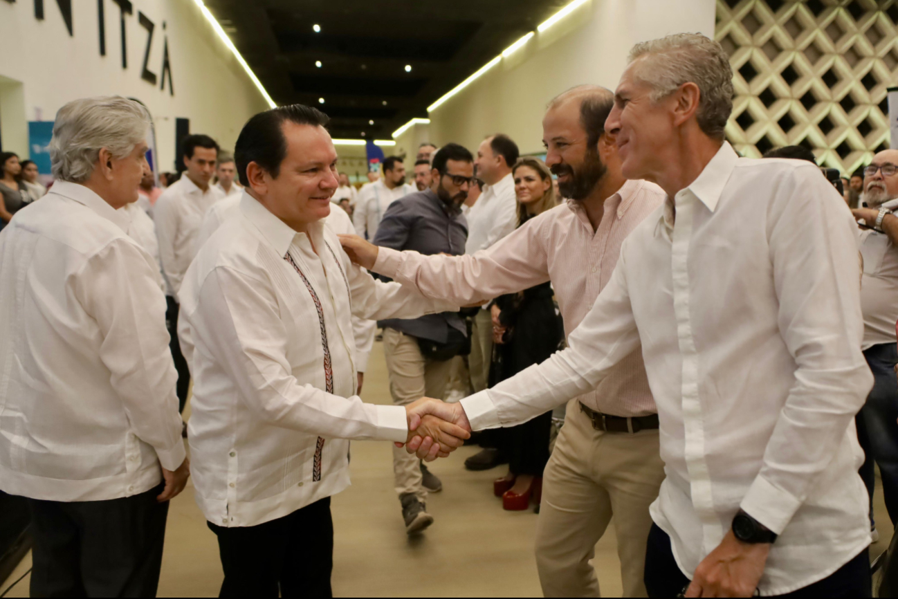 Joaquín Díaz Mena saluda a empresarios automotrices en Mérida